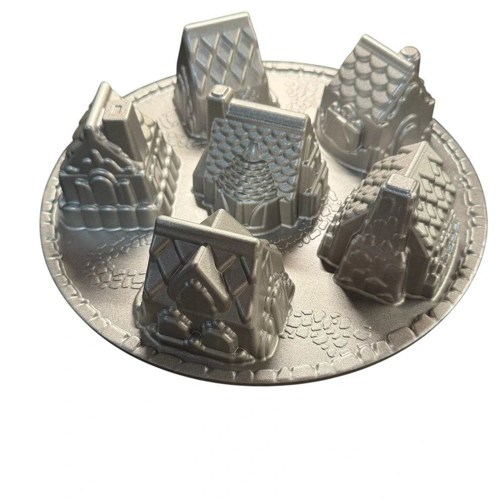 Nordic Ware Cozy Village Baking Pan Cast Iron Aluminum Ginger Bread House EUC